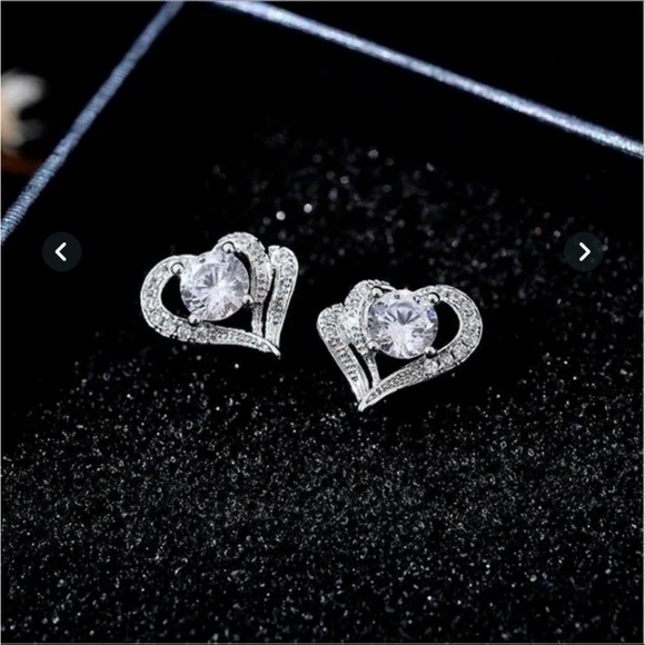 18K Gold Filled Cubic Zirconia Diamond Heart Stud Earrings - Picture 1 of 2